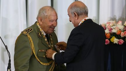 Le nouveau président algérien,&nbsp;Abdelmadjid Tebboune (à droite),&nbsp;salue le général Ahmed Gaïd Saleh au cours de la cérémonie de son investiture le 19 décembre 2019. (AFP - FAROUK BATICHE / DPA)