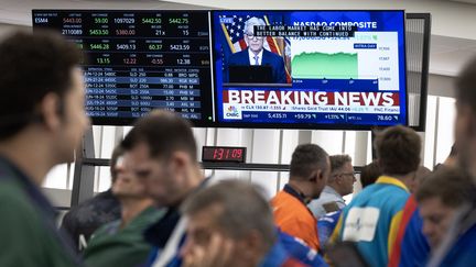 Des traders de S&P à la bourse de Chicago pendant le discours du président de la Réserve fédérale, Jerome Powell, le 12 juin 2024 à Chicago. (SCOTT OLSON / GETTY IMAGES NORTH AMERICA)