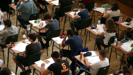 Des collégiens planchent lors des épreuves de français du brevet des collèges, le 1er juillet 2019 à la Cité scolaire Charlemagne de Thionville (Moselle). (MAXPPP)