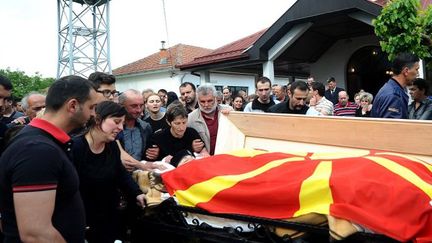 Obsèques d'un policier tué lors des événements de Kumanovo en Macédoine. Le cercueil est recouvert du drapeau macédonien.10 mai 2015. (ROBERT ATANASOVSKI / AFP)