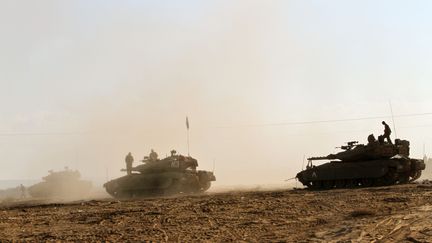 Des chars de l'arm&eacute;e isra&eacute;lienne, vendredi 25 juillet 2014, le long de la fronti&egrave;re entre Isra&euml;l et la bande de Gaza. (GIL COHEN MAGEN / AFP)