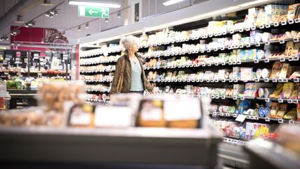 Inflation alimentaire : les Français réduisent leurs achats de boeuf, poisson et de fruits et légumes selon la fédération du commerce. (Illustration) (JAG IMAGES / IMAGE SOURCE / GETTY IMAGES)