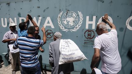 UNRWA employees protest against job cuts in front of the UN agency's offices in Gaza on July 31, 2018. (SAID KHATIB / AFP)