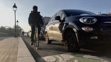 Un SUV dans une rue de Paris, en janvier 2020. (AURÉLIEN ACCART / RADIO FRANCE)