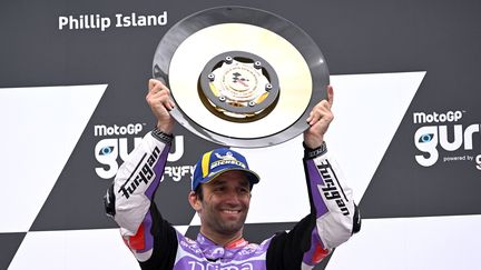 Le pilote français Johann Zarco célèbre sa victoire sur le Grand Prix d'Australie en MotoGP, samedi 21 octobre 2023. (WILLIAM WEST / AFP)