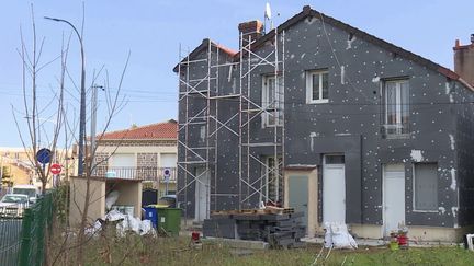 Il y a du changement pour les aides à la rénovation énergétique. Le dispositif MaPrimeRenov’ évolue en 2025, mais certaines mesures fâchent, notamment pour les ménages engagés dans des travaux importants. (France 2)