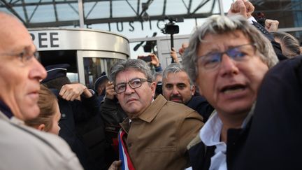 Perquisition à LFI : Jean-Luc Mélenchon comparaît devant le tribunal de Bobigny