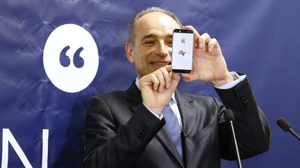 Jean-François Copé prend une photo avec son téléphone, lors d'un meeting, le 31 mai 2016, à Paris. (MATTHIEU ALEXANDRE / AFP)