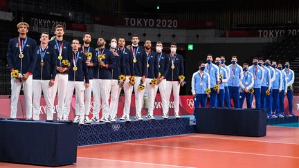 Les Français lors de la Marseillaise sur le podium du volley samedi 7 août. (YURI CORTEZ / AFP)