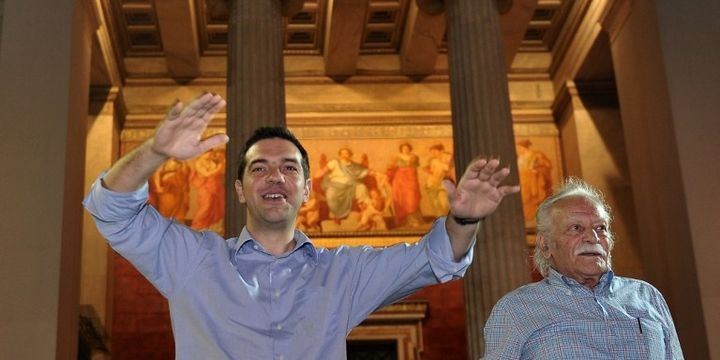 Manolis Glezos, héros de la resistance, avec Alexis Tsipras, leader de l'opposition de gauche (AFP/LOUISA GOULIAMAKI)