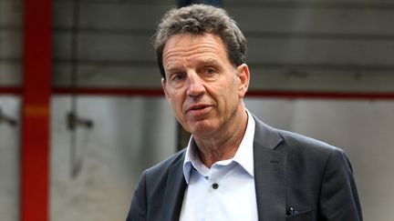 Le président du Medef,&nbsp;Geoffroy Roux de Bézieux, lors d'une visite dans une société de logistique à Mirande (Gers), le&nbsp;29&nbsp;juin 2022. (SEBASTIEN LAPEYRERE / HANS LUCAS / AFP)