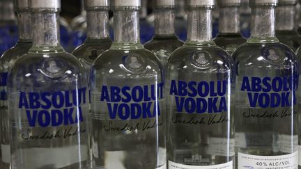 Des bouteilles de vodka de la marque suédoise Absolut. (ALEX WONG / GETTY IMAGES NORTH AMERICA / AFP)