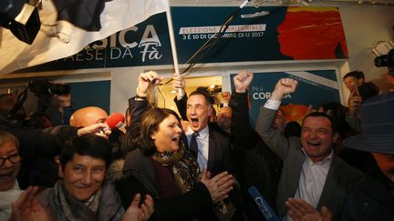 Gilles Simeoni (au centre, en cravate), tête de liste des nationaliste de "Pé a Corsica", fête son score au premier tour des élections territoriales en Corse, le 3 décembre 2017 à Bastia (Haute-Corse). (PASCAL POCHARD-CASABIANCA / AFP)
