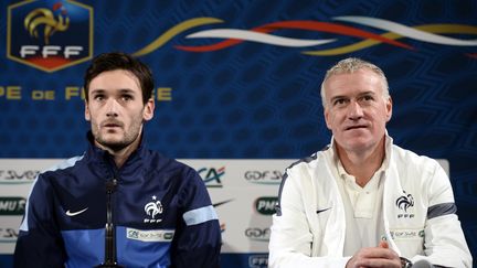 Hugo Lloris (G) et Didier Deschamps&nbsp;avant France-Ukraine, match retour des barrages de la Coupe du monde de football, &agrave; Paris, le 18 novembre 2013. (FRANCK FIFE / AFP)