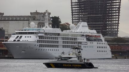 Surveillé par la police fédérale brésilienne, le Silver Cloud amarré au port de Rio est la résidence olympique des basketteuses et basketteurs US. (LUIZ SOUZA / NURPHOTO)