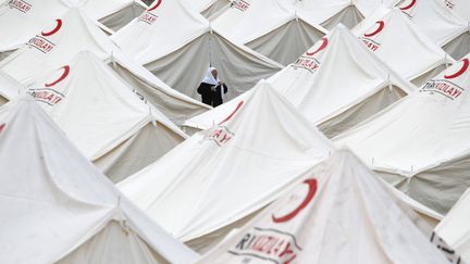 A Van, le 25 octobre 2011, dans un camp dress&eacute; pour les sinistr&eacute;s du s&eacute;isme qui a touch&eacute; la Turquie deux jours plus t&ocirc;t. (BAZ RATNER / REUTERS)