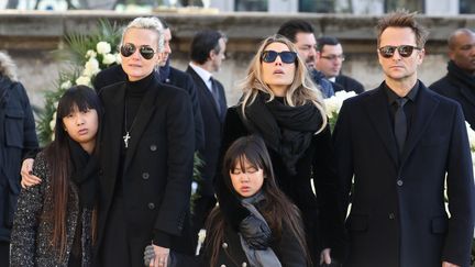 Laeticia Hallyday (à gauche), ses deux filles Jade et Joy, aux cotés de Laura Smet et David Hallyday, les aînés du chanteur. (LUDOVIC MARIN / POOL)