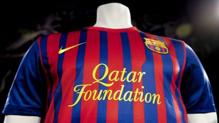 Le maillot du FC Barcelone, qui porte le logo de la Qatar Foundation, le 17 mai 2011.&nbsp; (JOSEP LAGO / AFP)