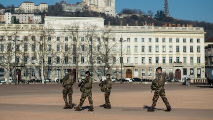 Des soldats de l'opération Sentinelle, le 27 février 2019 à Lyon (Rhône). (NICOLAS LIPONNE / NURPHOTO / AFP)