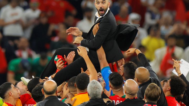 Walid Regragui célébré par ses joueurs après la victoire du Maroc contre le Portugal en quarts de finale de la Coupe du monde au Qatar, le 10 décembre 2022. (ODD ANDERSEN / AFP)