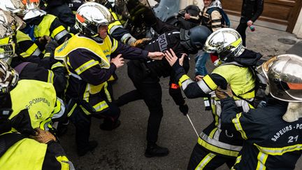 Des affrontements éclatent entre les pompiers et la police, le 28 janvier 2020 dans les rues de Paris. (JEROME GILLES / NURPHOTO / AFP)