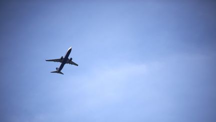 Un avion survole l'aéroport de Toulouse, le 1er avril 2020. (ALAIN PITTON / NURPHOTO)