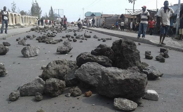 Une rue de Kinshasa bloquée par des manifestants, le 19 septembre 2016. La représsion de la marche de l'opposition aurait fait 17 morts, selon le gouvernement, 50 morts selon l'opposition. (Photo AFP/Mustafa Mulopwe)