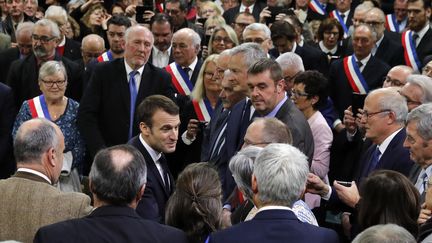 Le président de la République, Emmanuel Macron, arrive à&nbsp;Grand Bourgtheroulde (Eure) pour rencontrer des maires à l'occasion du lancement du grand débat national, le 15 janvier 2019. (PHILIPPE WOJAZER / AFP)