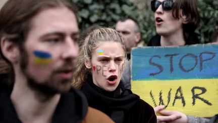 A Paris, des personnes ont manifesté jeudi 24&nbsp;février devant l'embassade de Russie pour protester contre l'invasion de l'Ukraine. (THOMAS COEX / AFP)