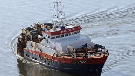 Un chalutier de la Scap&ecirc;che rentre au port de Lorient (Morbihan), en 2011. (  MAXPPP)