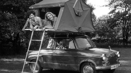 Ces deux Allemandes ont opt&eacute; pour la tente au-dessus du toit de leur voiture. Moins cher qu'un h&ocirc;tel. (DPA / AFP)