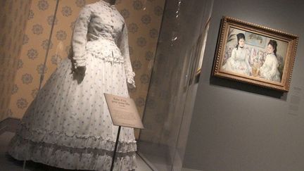 Nait alors l'id&eacute;e d'aller d&eacute;nicher dans les r&eacute;serves du mus&eacute;e Galliera des tenues approchantes. (ELODIE DROUARD / FTVI)