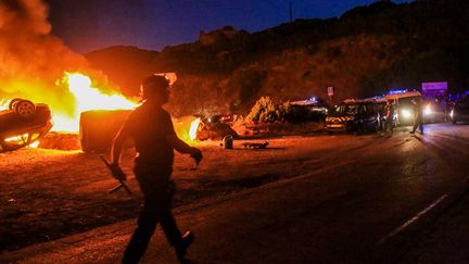 Une voiture brûle à Sisco (Haute-Corse), le 13 août 2016 après une rixe. (MAXPPP)