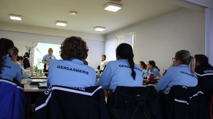 Dix-neufs gendarmes suivent une formation&nbsp;sur l'accueil et la prise en charge des victimes de violences&nbsp;intrafamiliales, à Orléans (Loiret), le 12 décembre 2019. (GUILLEMETTE JEANNOT / FRANCEINFO)