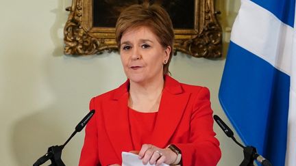 La Première ministre écossaise Nicola Sturgeon lors d'une conférence de presse à Edimbourg, en Ecosse, le 15 février 2023. (JANE BARLOW / AFP)