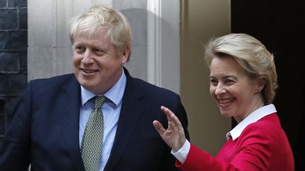 Le Premier ministre britannique, Boris Johnson, et la présidente de la Commission européenne, Ursula von der Leyen, sur le perron du 10&nbsp;Downing Street, à Londres, le 8&nbsp;janvier 2020.&nbsp; (TOLGA AKMEN / AFP)