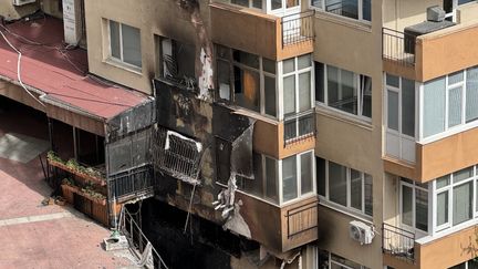 Un immeuble résidentiel touché par un incendie à Istanbul (Turquie), le 2 avril 2024. (HAKAN AKGUN / ANADOLU / AFP)