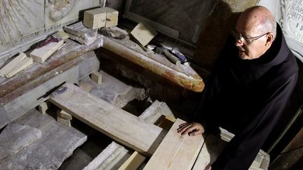 Un frère franciscain devant ce qui est considérée comme la tombe de Jésus dans l'église du Saint Sépulcre à Jérusalem, ouverte pour la première fois en octobre 2016 depuis 1810
 (GALI TIBBON / AFP)