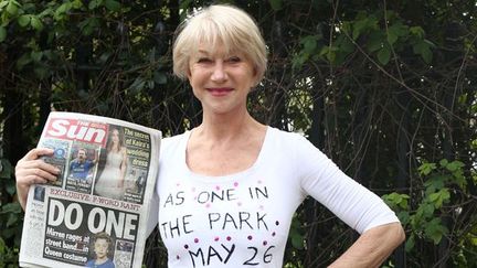 Helen Mirren pose avec l'édition du "Sun" qui titre sur son coup de colère 
 (Rex Features/REX/SIPA)