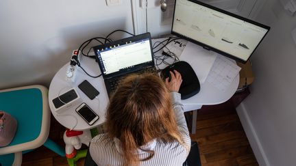 Une femme télétravaille à Paris, le 2 septembre 2020. (RICCARDO MILANI / HANS LUCAS / AFP)