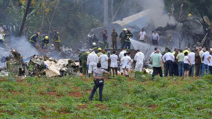 Des secouristes interviennent sur le site du crash d'un avion à La Havane, à Cuba, le 18 mai 2018. (ADALBERTO ROQUE / AFP)