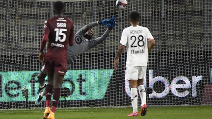 Mike Maignan s'envole pour détourner un tir messin, le 9 avril 2021  (JEAN-CHRISTOPHE VERHAEGEN / AFP)