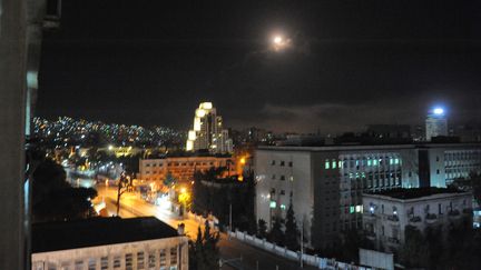 L'agence de presse officielle syrienne diffuse une photo des frappes occidentales à Damas, dans la nuit du 13 au 14 avril 2018. (HANDOUT / STR / SYRIAN GOVERNMENT'S CENTRAL MILI)