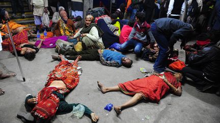 Des p&eacute;lerins attendant &agrave; la gare d'Allahbad au c&ocirc;t&eacute; de leur proche morts dans une bousculade qui a fait au moins 10 morts, dimanche 10 f&eacute;vrier 3013.&nbsp; (SANJAY KANOJIA / AFP)