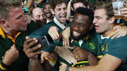 Siya Kolisi fête la victoire contre la Nouvelle-Zélande lors du dernier match de préparation à la Coupe du monde, à Londres, le 25 août 2023. (ADRIAN DENNIS / AFP)