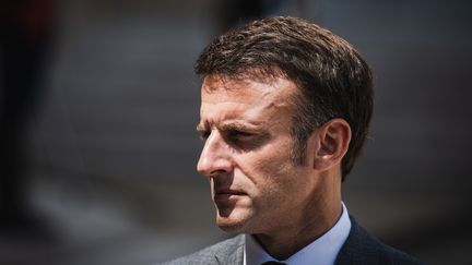 Emmanuel Macron, le 21 juillet 2023, dans la cour de l'Elysée, à Paris. (XOSE BOUZAS / HANS LUCAS / AFP)