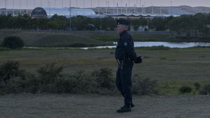 Les policiers&nbsp;affirment avoir été attaqués&nbsp;dans la zone Transmarck où des exilés tentent de monter dans les camions pour rejoindre l'Angleterre. (Photo d'illustration)&nbsp; ( MARCO ALPOZZI / MAXPPP)