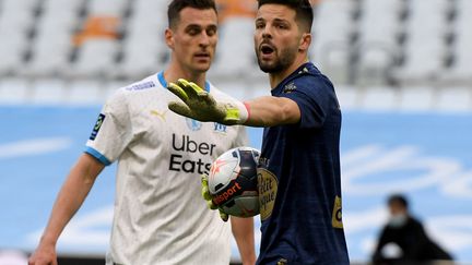 Arkadiusz Milik et Gautier Larsonneur lors de Marseille-Brest, dimanche 13 mars 2021. (NICOLAS TUCAT / AFP)