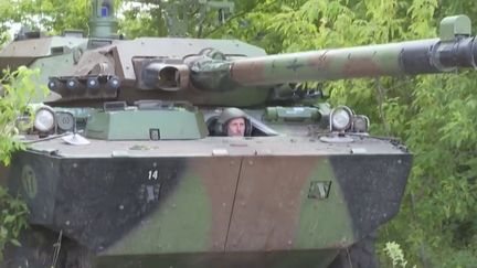 Dans la région de Donetsk (Ukraine), l'armée ukrainienne utilise notamment des chars français et des missiles fournis par les États-Unis pour tenter de déloger les Russes. Reportage. (FRANCEINFO)