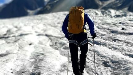 Valentin Dunate parcourt le glacier de Tré-la-Tête, dans les Alpes. (VALENTIN DUNATE / RADIO FRANCE)